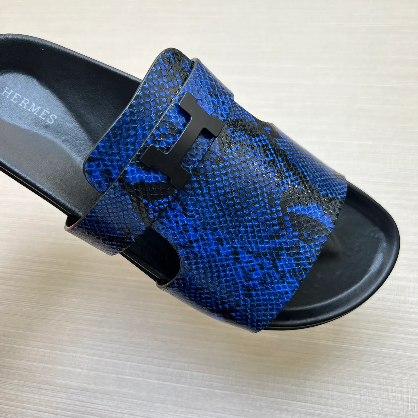 [H Family Hermès] P: 360💰 Size: 38-45 Hermes Men’s Kazimir Slippers - 2025 Summer New Hermès Same as the original version, with colored cowhide surface + rubber combined sole, handmade by master-level craftsmen! ❥High-end customization, exclusive products, the highest version in the industry.